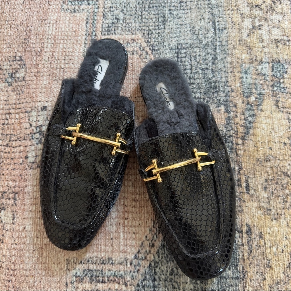 Clarks Black Snakeskin Fuzzy Mules sz 8